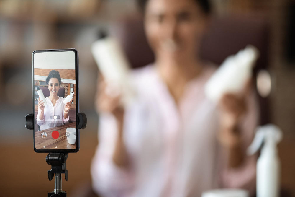 Modernes Smartphone auf Stativ, das Beauty-Blogger aufzeichnet