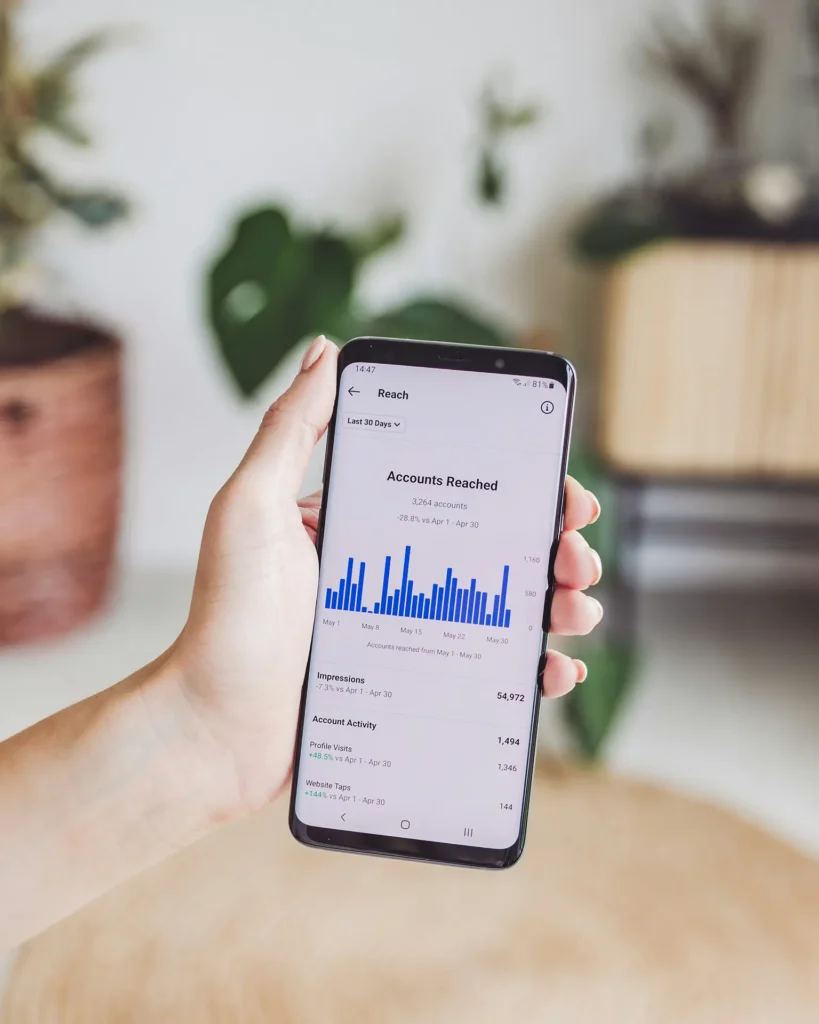 eine-person-die-ein-mobiltelefon-in-der-hand-halt