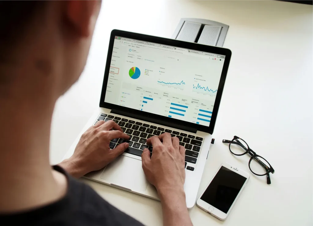 person-die-das-macbook-pro-benutzt